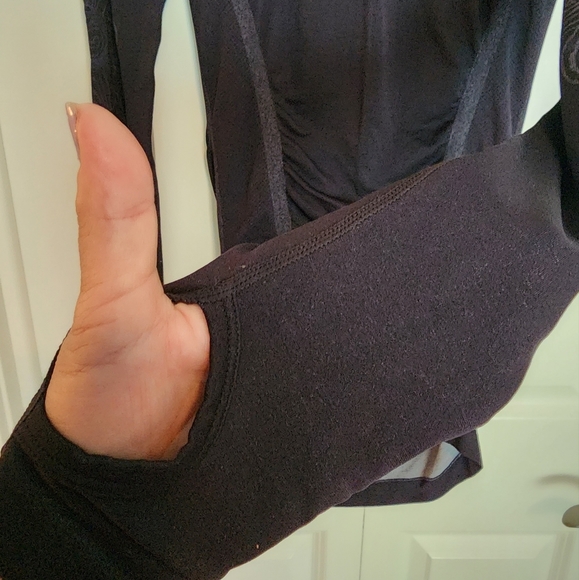 ATHLETIC Essentials black long sleeve thumb hole gray graphic print athletic top - Picture 5 of 9